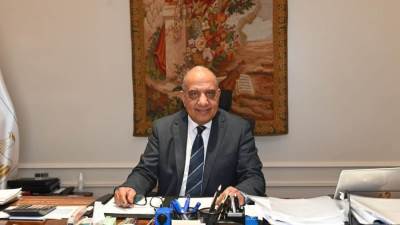 وزير الكهرباء يبحث خطة التوسع في استخدام تقنية بطاريات التخزين