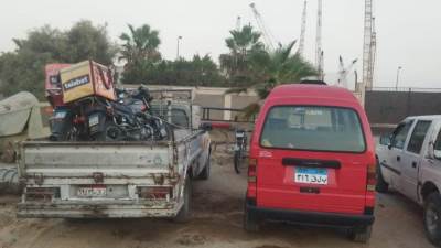 حملة مكبرة في بدر.. ضبط 4 سيارات مشروبات وإزالة تعديات بالحي الخامس