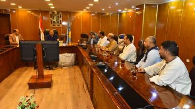 محافظ أسيوط يوجه بإنشاء بورصة للدواجن وسوق للمحاصيل الزراعية 