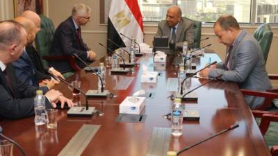 "عصمت" يبحث مع شركة ABB التعاون في تحويل المصانع للعمل بالطاقة المتجددة