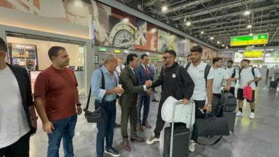 وزير الرياضة يودع  المنتخب الوطني بمطار القاهرة قبل سفره لبوركينا فاسو