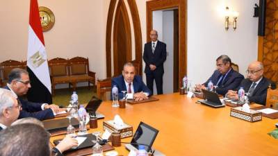 وزير الخارجية يتابع مع قيادات الوزارة تطوير العمل والأداء المؤسسي