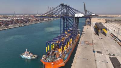 مصر تستقبل السفينة ZHEN HUA 23 العملاقة المخصصة لنقل الأوناش الثقيلة