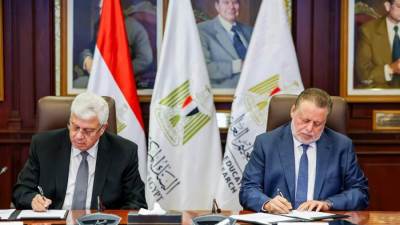 بروتوكولي تعاون لتوفير منح جامعية للطلاب المتفوقين غير القادرين