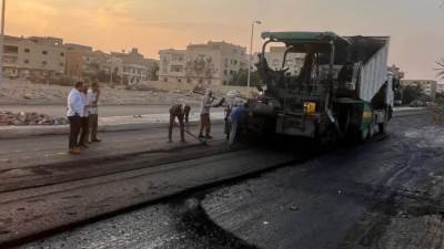 جهاز الشيخ زايد يستكمل أعمال تطوير ورفع كفاءة الطرق بالحي العاشر 