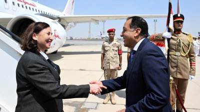 رئيس الوزراء يستقبل نظيرته التونسية بمطار القاهرة الدولي