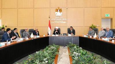 وزيرا الإسكان والأوقاف يناقشان عدداً من الموضوعات المشتركة بين الوزارتين