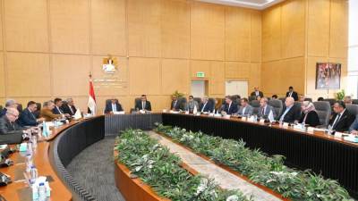 وزير الإسكان ورئيس العربية للتصنيع يتابعان موقف تنفيذ مشروعات «حياة كريمة»