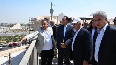 رئيس الوزراء يُتابع أعمال تطوير المنطقة المُحيطة بالمتحف المصري الكبير