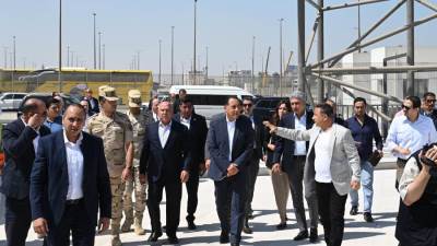 مدبولي يتفقد الممشى السياحي المحيط بالمتحف المصري الكبير