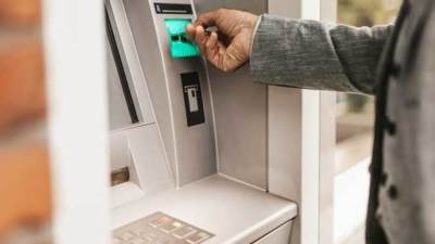 ماذا تفعل إذا سحبت ماكينة الصراف الآلي بطاقتك البنكية؟