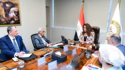 "منال عوض" تراجع إجراءات تطبيق الحياد الكربوني للمتحف المصري الكبير