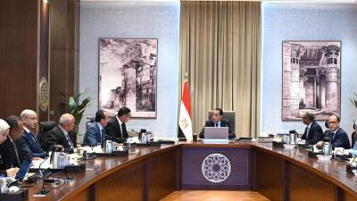 رئيس الوزراء يبحث التوسع في إقامة محطات تحلية مياه البحر