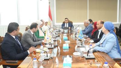 الشربيني يتابع الاشتراطات والضوابط والمعايير بالإعلانات على الطرق العامة والمحاور