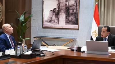 رئيس الوزراء يتابع مع محافظ القاهرة الموقف التنفيذي الحالي لعدد من المشروعات