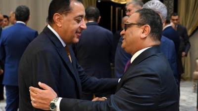 مدبولي يهنئ "علاء قاسم" على توليته أمينًا عامًا لمجلس الوزراء