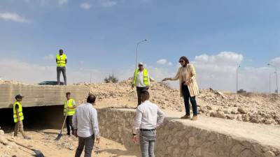 جهاز السويس الجديدة يجهز مخرات السيول استعدادًا لموسم الأمطار