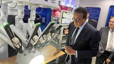 وزير الصحة: دراسة تصنيع وتجميع مكونات الروبوتات الجراحية محليًا