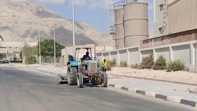 جهاز «السويس الجديدة» يكثف أعمال النظافة بالحي الصناعي والمنطقة الحرة والطريق الساحلي