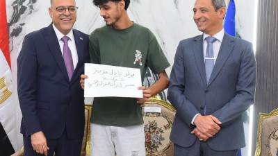 وزير العمل ومحافظ السويس يٌسلمان 81 عقد عمل للشباب