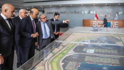 الحكومة تدعو شركات سنغافورة للاستثمار في تطوير الموانئ وخدمات تموين السفن