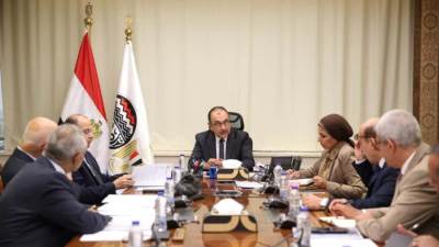 وزير قطاع الأعمال يتابع موقف مشروعات شركة الإسكندرية للاستثمارات والتنمية العمرانية