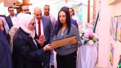 وزيرة التضامن تفتتح معرضًا فنيًا لإبداعات كبار السن بـ"جمعية الباقيات الصالحات"