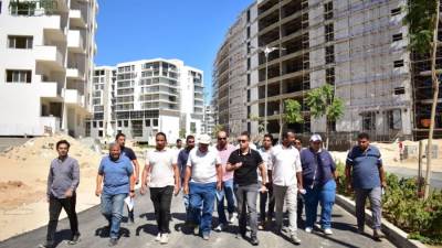 «خلف الله» يشدد على تكثيف العمالة داخل «كمبوند مزارين» بالعلمين الجديدة