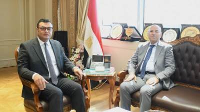 الشربيني ومحافظ القاهرة يناقشان موقف مشروعات"منطقة مثلث ماسبيرو" و"سور مجرى العيون"