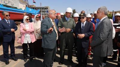 أسامة ربيع يتفقد شركة ترسانة السويس البحرية