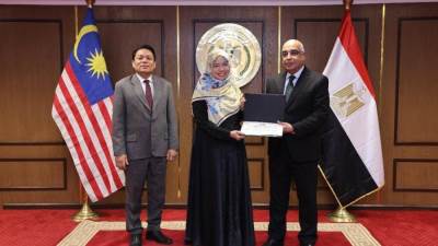 "فنجري" يكرم وفدًا قضائيًا ماليزيًا بعد اجتيازهم البرنامج التدريبي بمركز الدراسات القضائية