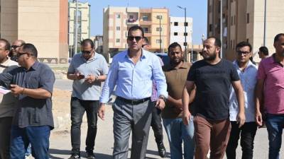 رئيس «جهاز العاشر» يتابع أعمال تطوير ورفع كفاءة الطرق بالمناطق الاستراتيجية