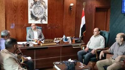 رئيس جهاز مدينة العبور يجتمع مع شركات الزراعة والنظافة لمتابعة مستوى الخدمات