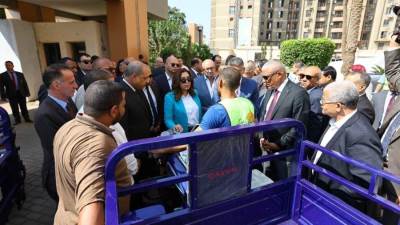 وزيرة التنمية المحلية ومحافظ الجيزة يسلمان 7 تروسيكلات لدعم منظومة النظافة بالمحافظة