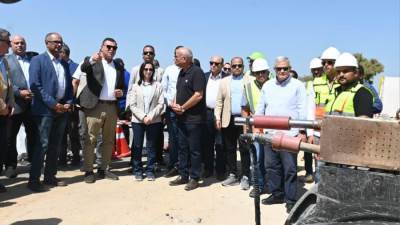 وزير الإسكان ومحافظ البحيرة يتفقدان مشروع ازدواج خط مياه وادي النطرون 