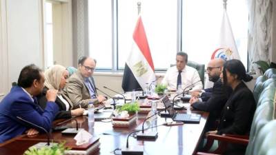 وزير الصحة يتابع منظومة الرعايات والحضانات والطوارئ وخطط التوسع بها