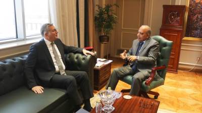 وزيرار الكهرباء والبترول يناقشان خطط التوسع في مشروعات الطاقة المتجددة