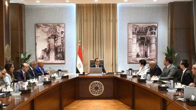 مدبولي: الحكومة مهتمة بتطوير صناعة السيارات الكهربائية وتعزيز الاقتصاد الأخضر