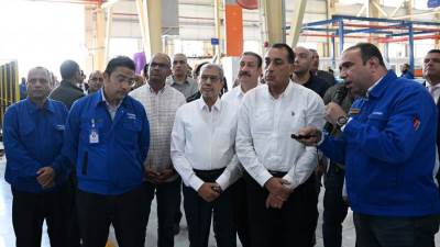 رئيس الوزراء يزور مصنع العربي- تويواتشي لإنتاج الزجاج الهندسي