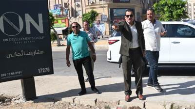 «عبداللاه» يشدد على إزالة الرتش وتكثيف أعمال النظافة والزراعة بالمحاور الرئيسية بالعاشر 