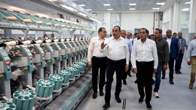 مدبولي يتفقد مصنع "غزل 2" بشركة مصر شبين الكوم للغزل والنسيج