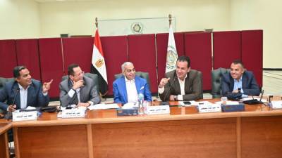 مجلس أمناء العاشر من رمضان يناقش تحسين الخدمات الصحية والخدمية