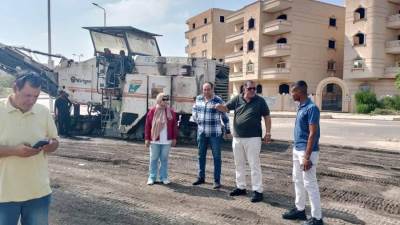 رئيس جهاز الشروق يتابع أعمال رفع كفاءة الطرق أمام مستشفى رويال والحي الثالث