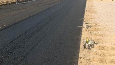 رئيس جهاز العاشر من رمضان يتابع أعمال رصف شبكة طرق المنطقة الصناعية