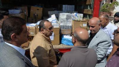محافظ أسيوط يستقبل شحنة أدوية و10 كراسي كهربائية لدعم مستشفيات الطوارئ.