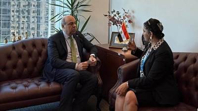 وزير الطيران يلتقي مسؤولة برامج دعم الدول بالإيكاو