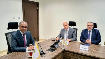 نائب وزير الإسكان يعقد اجتماعًا لبحث بدائل تنفيذ محطة تحلية مياه العلمين