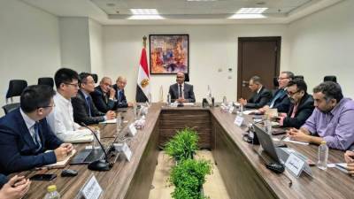 نائب وزير الإسكان يبحث التعاون مع شركة صينية في تحلية مياه البحر