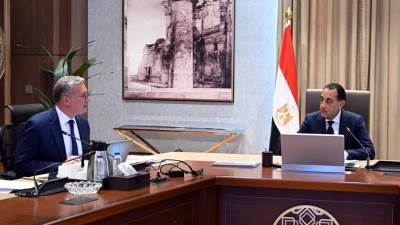 الحكومة تبحث تطوير معامل التكرير وتعظيم الاستفادة من الثروات البترولية