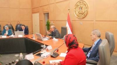 "عصمت" يناقش فصل الشركة المصرية لنقل الكهرباء عن القابضة